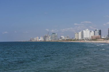 Tel Aviv / İsrail-10 / 10 / 18: Güneşli bir günde Eski Jaffa şehrinden görüldüğü gibi Tel Aviv rıhtımı