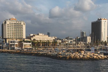 Tel Aviv / İsrail-10 / 10 / 18: Akdeniz kıyısındaki Tel Aviv Marina 'da yatlar için demirleme yeri