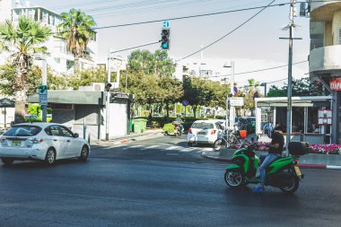 Tel Aviv / İsrail-12 / 10 / 18: Yamaha Tricity 'de üç tekerlekli scooter kullanan bir adam, İsrail' in Tel Aviv kentindeki Ben-Yehuda - Sderot Nordau caddelerinin kesişiminde yeşil ışık bekliyor.