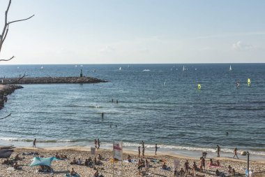 Tel Aviv / İsrail-12 / 10 / 18: Tel Aviv 'deki Akdeniz kıyısındaki Hilton Sahili' nde dinlenen insanlar