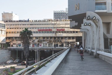 Tel Aviv / İsrail-12 / 10 / 18: Eliezer Peri Caddesi, Tel Aviv gezinti alanı yakınlarındaki Leonardo Sanat Oteli 'nin altındaki geçidi kapattı