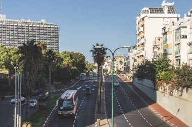 Tel Aviv / Israel-12 / 10 / 18: Kuzeydeki HaYarkon Sokağı manzarası. HaYarkon Caddesi, İsrail 'in Tel Aviv kentindeki kıyı şeridi ile aşağı yukarı paralel giden, kuzey ve güney bölgelerinde trafiği taşıyan büyük bir caddedir.