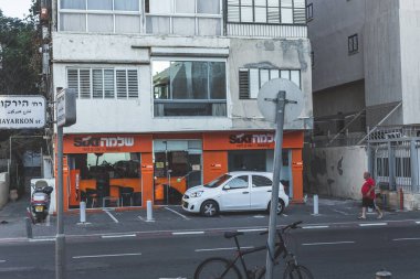Tel Aviv / Israel-12 / 10 / 18: Tel Aviv 'deki HaYarkon Caddesi' nde altı araba kiralama. Sixt SE, dünya çapında 105 'ten fazla ülkede yaklaşık 2 bin 100 şubesi bulunan çok uluslu bir Alman araba kiralama şirketi.