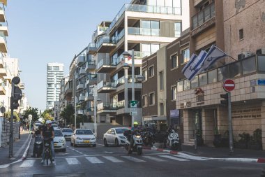 Tel Aviv / Israel-12 / 10 / 18: HaYarkon Caddesi ile kesiştiği noktada Frishman Caddesi 'nde trafik