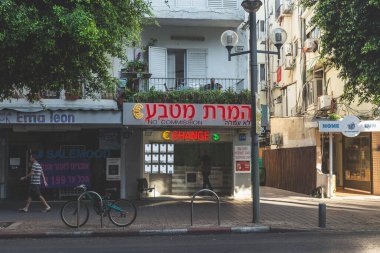 Tel Aviv / İsrail-12 / 10 / 18: Tel Aviv 'deki Dizengoff Caddesi' nde yerel para değiştirici