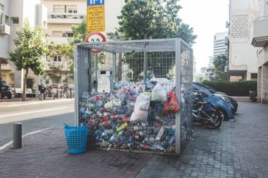 Tel Aviv / İsrail-9 / 10 / 18: Tel Aviv 'de plastik içecek şişeleri için geri dönüşüm kutusu. Plastik geri dönüşüm hurda veya atık plastiğin kurtarılması ve malzemelerin yararlı ürünlere dönüştürülmesi sürecidir.