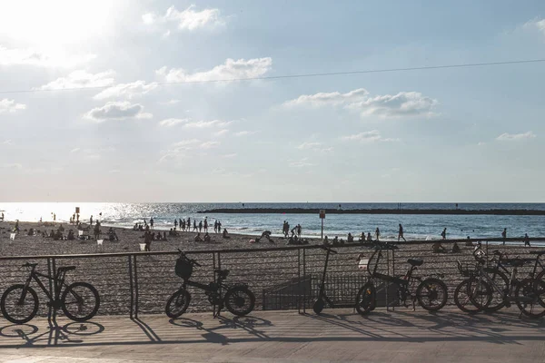 テルアビブ イスラエル テルアビブのビーチ近くのフェンスにロックされている自転車 — ストック写真