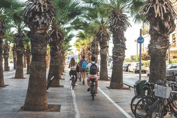 Τελ Αβίβ Ισραήλ Ποδηλάτες Στη Λωρίδα Ποδηλασίας Κατά Μήκος Του — Φωτογραφία Αρχείου