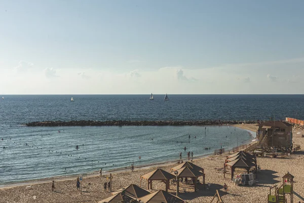 テルアビブ イスラエル テルアビブの防波堤によって形成されたノルドービーチで休んでいる人々地中海の海辺 — ストック写真
