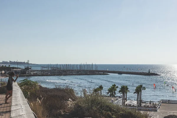 Tel Aviv Israel Mujer Joven Tomando Una Foto Del Mar —  Fotos de Stock