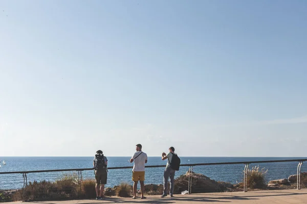Tel Aviv Israele Tre Uomini Che Camminano Sul Lungomare Tel — Foto Stock