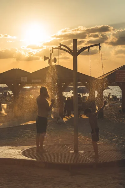 Tel Aviv Israel Uomo Bambino Stanno Facendo Doccia Sulla Spiaggia — Foto Stock