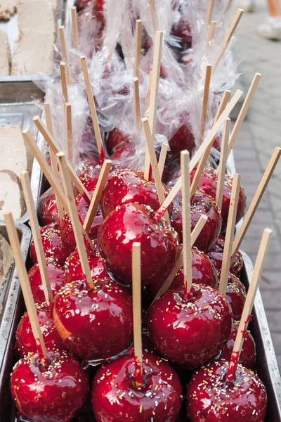 Röd candy äpplen. Traditionell amerikansk godis för barn på julafton — Stockfoto
