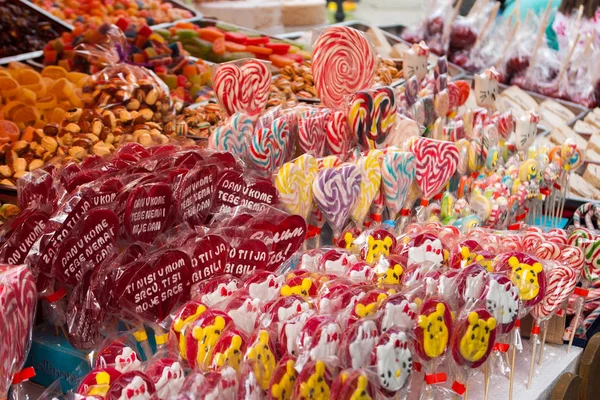 Försäljningen av traditionella julgodis på mässan. — Stockfoto