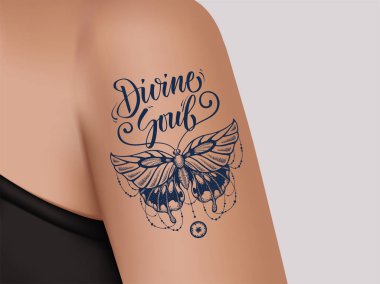 Kadın omzunda kelebek dövmesi. Kutsal Ruh..