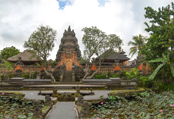 Höga Kori Agung Gate vid Pura Taman Saraswati Ubud — Stockfoto