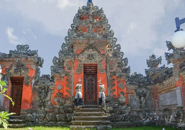 Templet entré med statyer av Demon siffror — Stockfoto