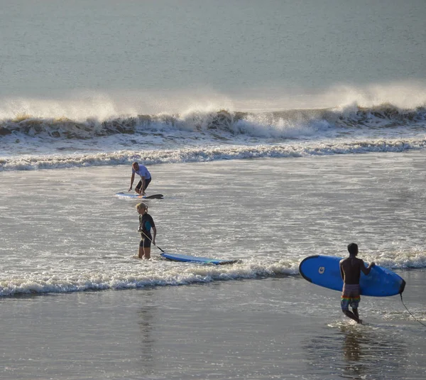 Kuta Beach 'te sörfçü