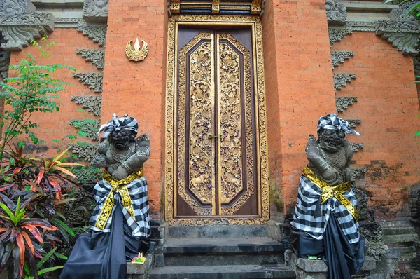 Statyer av Demon gudar (raksasa) vid templet entré — Stockfoto