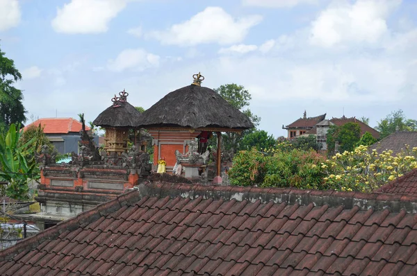 Blick von der Dachterrasse auf Schreine mit Strohdach — Stockfoto