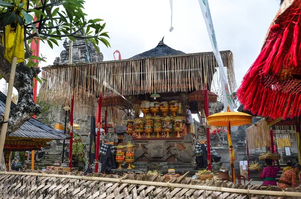 Preparação de Ubud Temple Offerings — Fotografia de Stock