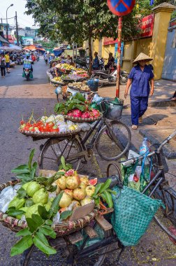Hanoi Old Town yürüyen kadın