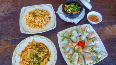 Vietnamca yemek böreği ve daldırma sos ile