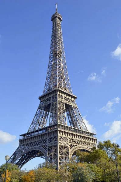 Torre Eiffel sparato dal parco nelle vicinanze — Foto Stock