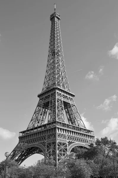 Torre Eiffel in bianco e nero sparato dal parco nelle vicinanze — Foto Stock