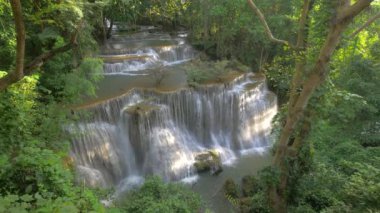 derin orman şelale içinde kanchanaburi, Tayland 