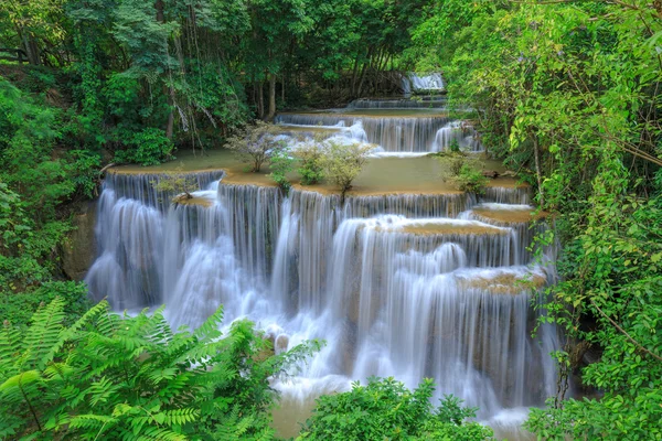 Cascada de bosque profundo en Kanchanaburi, Tailandia — Foto de Stock