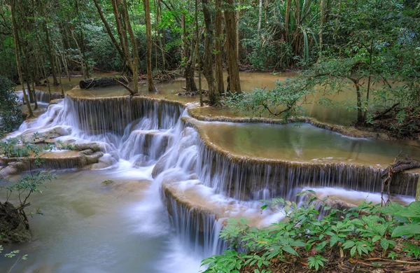 Cascada de bosque profundo en Kanchanaburi, Tailandia — Foto de Stock