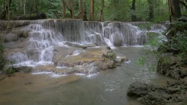 Cascada de bosque profundo en Kanchanaburi, Tailandia — Vídeos de Stock
