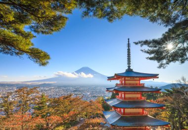 Mt. Fuji ile Chureito Pagoda, Fujiyoshida, Japonya 