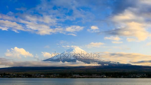 4K Timelapse раскатывает облака над Мао Фудзи на закате, Япония — стоковое видео