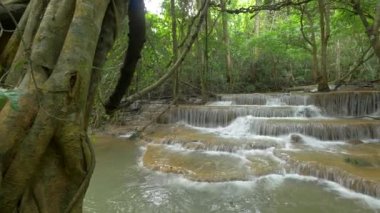 Kanchanaburi, Tayland için şelale görüntüsünü kaydırma 