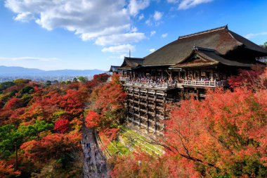 Sonbahar mevsiminde Kiyomizu dera tapınağı, Kyoto, Japonya
