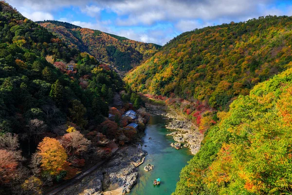 Río Hozu en vista de otoño desde el punto de vista de Arashiyama, Kioto, Japón —  Fotos de Stock