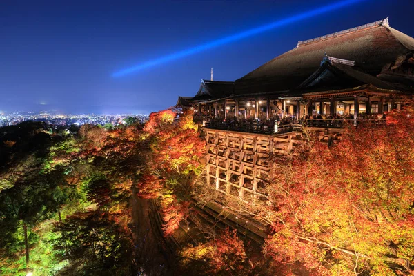 Kiyomizu dera Tempel, im Herbst erleuchtet, Kyoto, Japan — Stockfoto