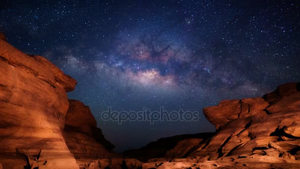 4K Time lapse of milky way and sunrise, Sam Pan Bok canyon, Ubon ratchathani, Tailândia — Vídeo de Stock