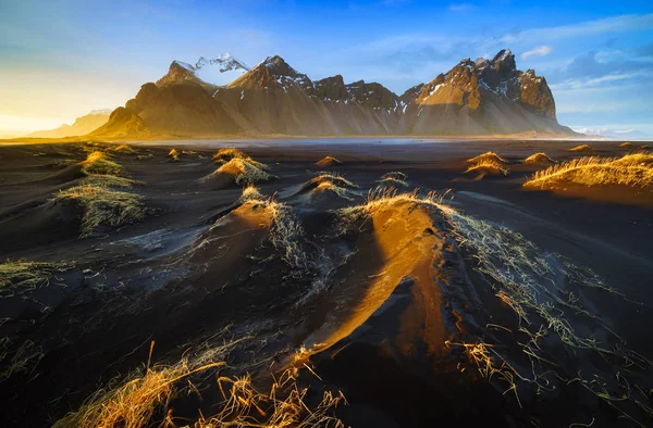 Vestrahorn berg med svart vulkanisk lava sanddyner på sunse — Stockfoto