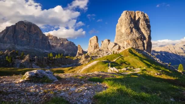 4K Time lapse of Cinque Torri mountain peak at sunset, Dolomites Alps, Itália — Vídeo de Stock