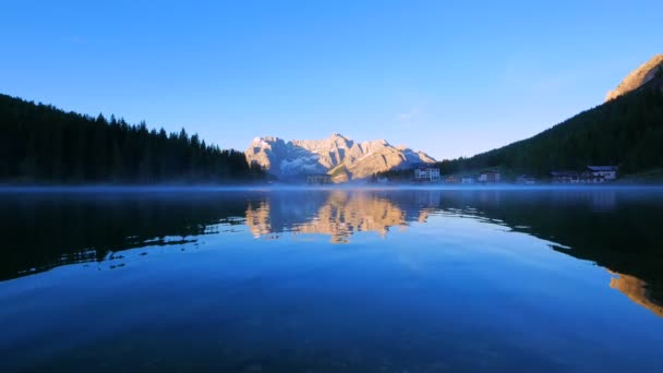 Λίμνη Misurina την ανατολή του ηλίου, βουνά Δολομίτη, Ιταλία — Αρχείο Βίντεο