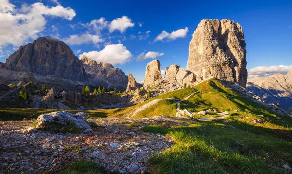 Cinque Torri szczyt o zachodzie słońca, Belluno, Alpy Dolomity, to — Zdjęcie stockowe