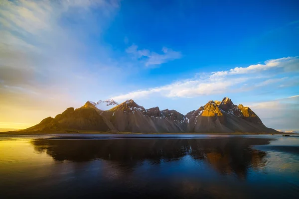 Sunse에서 검은 화산 용암 모래 언덕 Vestrahorn 산 — 스톡 사진