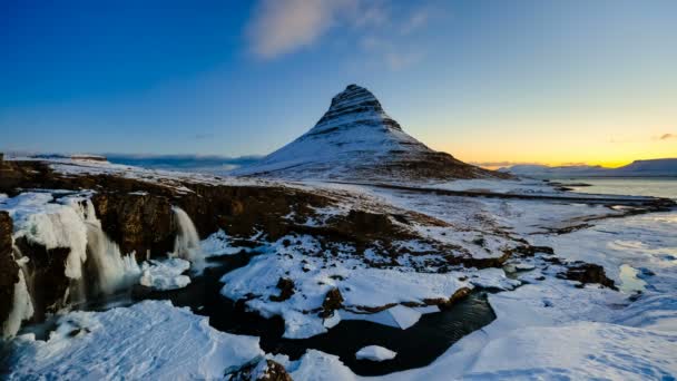 4 k time-lapse van zonsopgang boven de waterval van de kirkjufellsfoss en de Kirkfufell berg, IJsland — Stockvideo