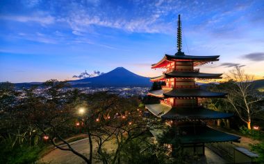 Mt. Fuji ile Chureito Pagoda, Fujiyoshida, Japonya 