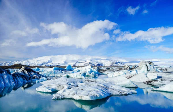 アイスランドのジョクルサロン氷河ラグーンに氷山 — ストック写真