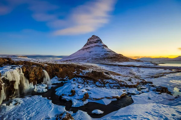 Kirkjufell 산 일출, Kirkjufellsfoss 폭포 난 — 스톡 사진