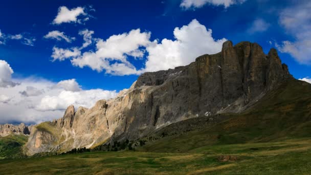 4K Time lapse rolling clouds над горной вершиной, Альпы Дамба, Италия — стоковое видео